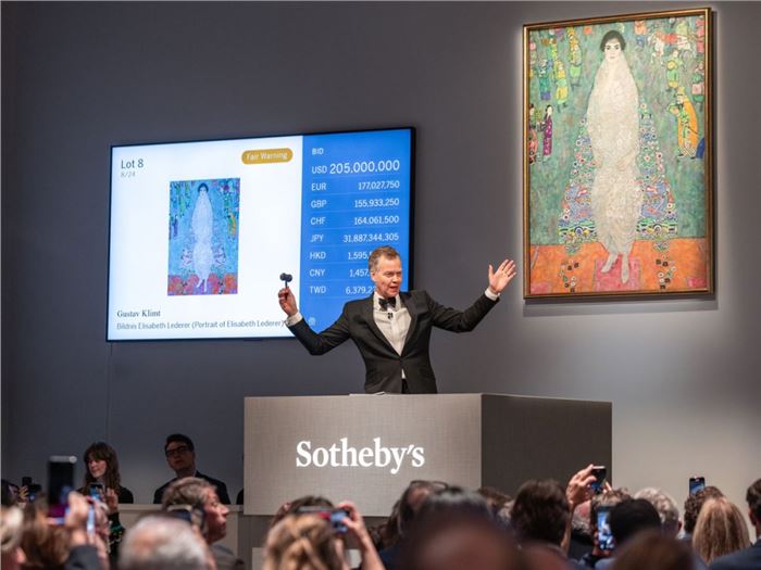 Sotheby's auctioneer Oliver Barker sells Gustav Klimt's Bildnis Elisabeth Lederer on November 18, 2025. Photo: Sotheby’s.